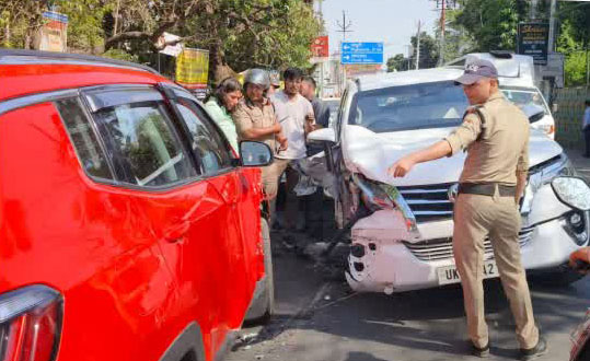 राष्ट्रपति क् एस्कॉर्ट मा सामिल गाड़ी ह्वे गण्डमण्ड हौरि गाड़ियों तैं मारि टक्कर